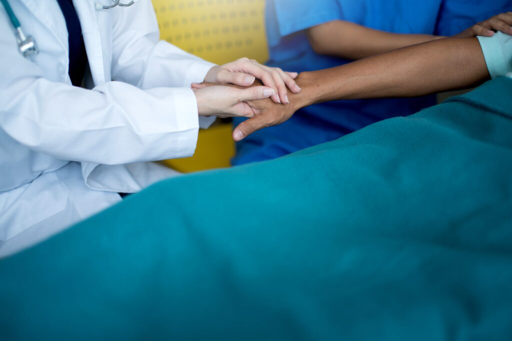 Gráfico ilustrando a projeção de 781 mil novos casos de câncer no Brasil até 2028