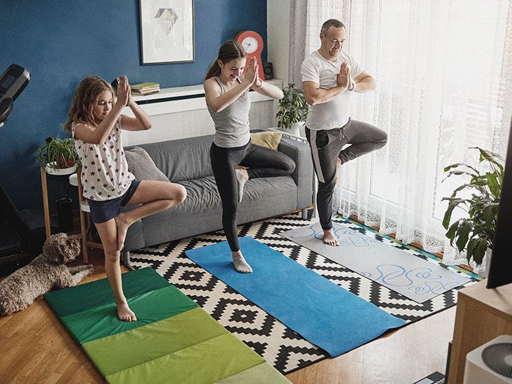Pessoas se exercitando em um parque, simbolizando os benefícios do exercício para a saúde física e mental.