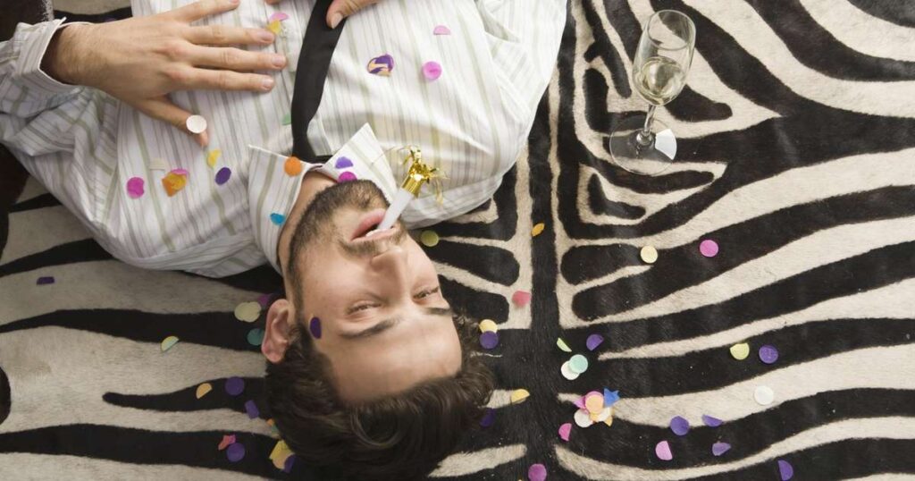 Imagem de um copo de água de coco e frutas, representando a reidratação após a ressaca