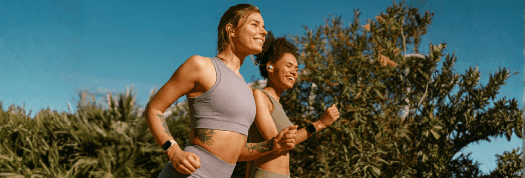 Mulher praticando mindfulness em um ambiente tranquilo