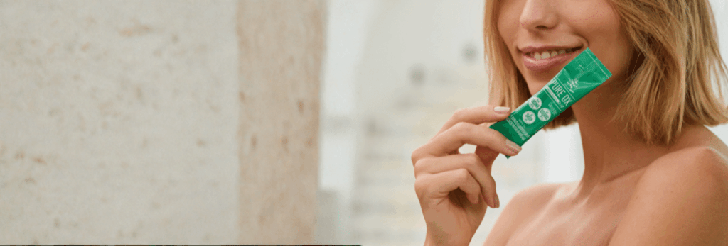 Uma mulher saudável com uma refeição balanceada, incluindo frutas, vegetais e grãos integrais, representando a nutrição em diferentes fases da vida feminina.