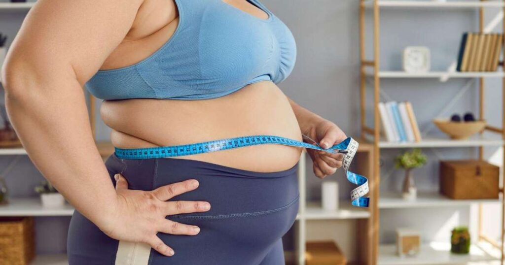 Crianças obesas jogando videogame e comendo comida não saudável