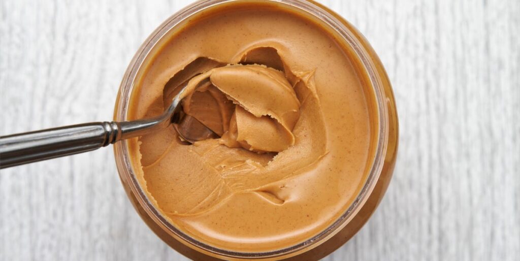 Alimentos ricos em proteínas variados como atum, amendoim, peru, tempeh e queijo cottage