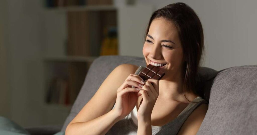 Canetas emagrecedoras ao lado de chocolates e alimentos saudáveis