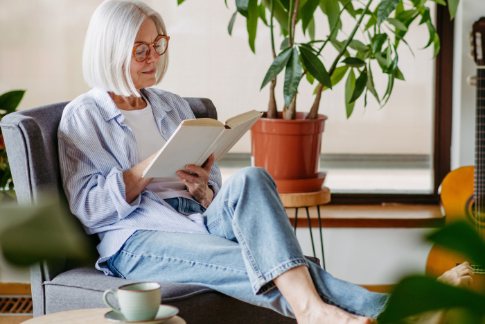 Uma mulher meditando tranquilamente em um ambiente sereno, simbolizando a solidão escolhida e o bem-estar interior.