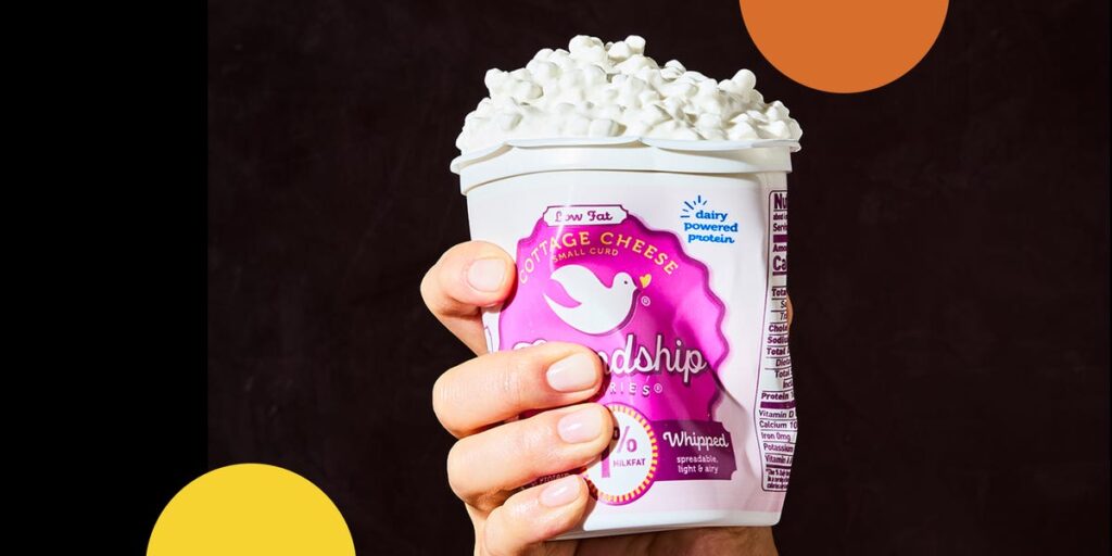 Um prato variado de queijos, incluindo queijos envelhecidos e frescos, representando a diversidade na dieta.