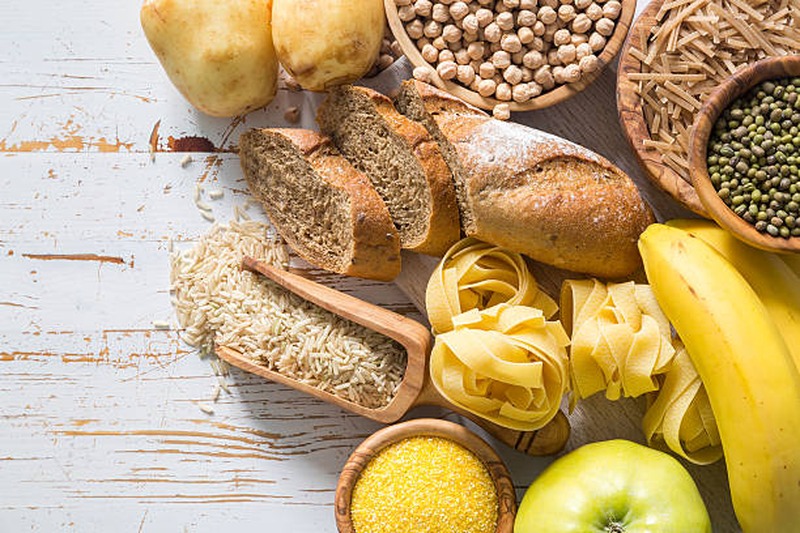 Prato colorido com alimentos de uma dieta baixa em hidratos de carbono, incluindo carnes magras, legumes e frutas