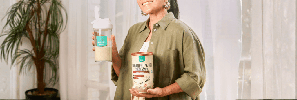 Whey protein sem lactose em um recipiente com colher ao lado, destacando sua importância na nutrição.