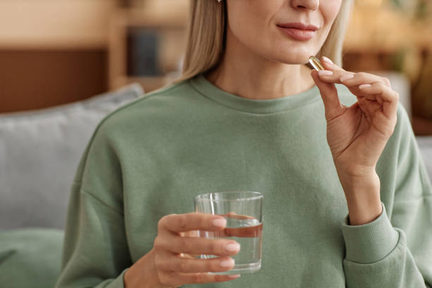 Várias fontes de vitaminas que proporcionam energia, incluindo frutas, vegetais e suplementos.
