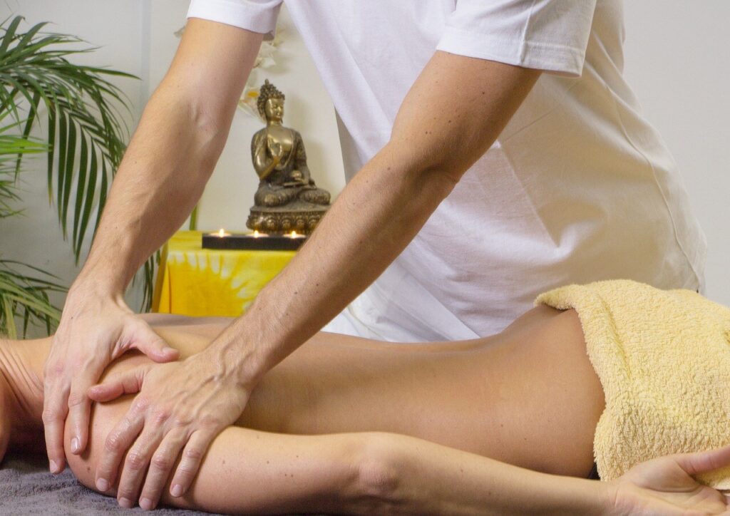 Pessoa recebendo massagem terapêutica em um ambiente relaxante